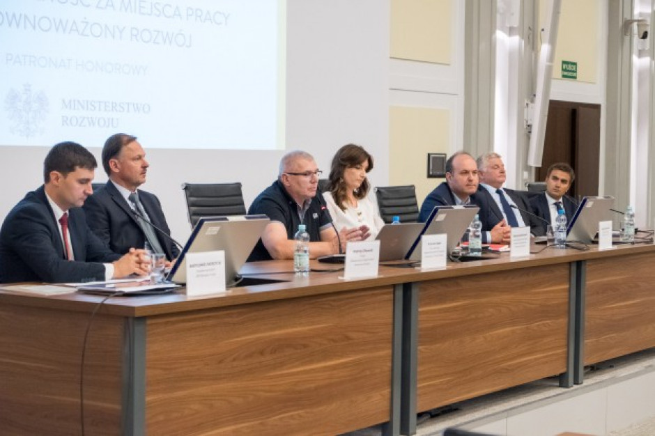 Maciej Ptaszyński, dyrektor generalny Polskiej Izby Handlu (trzeci z prawej) fot. materiały prasowe PIH: Producenci powinni lepiej traktować tradycyjny handel