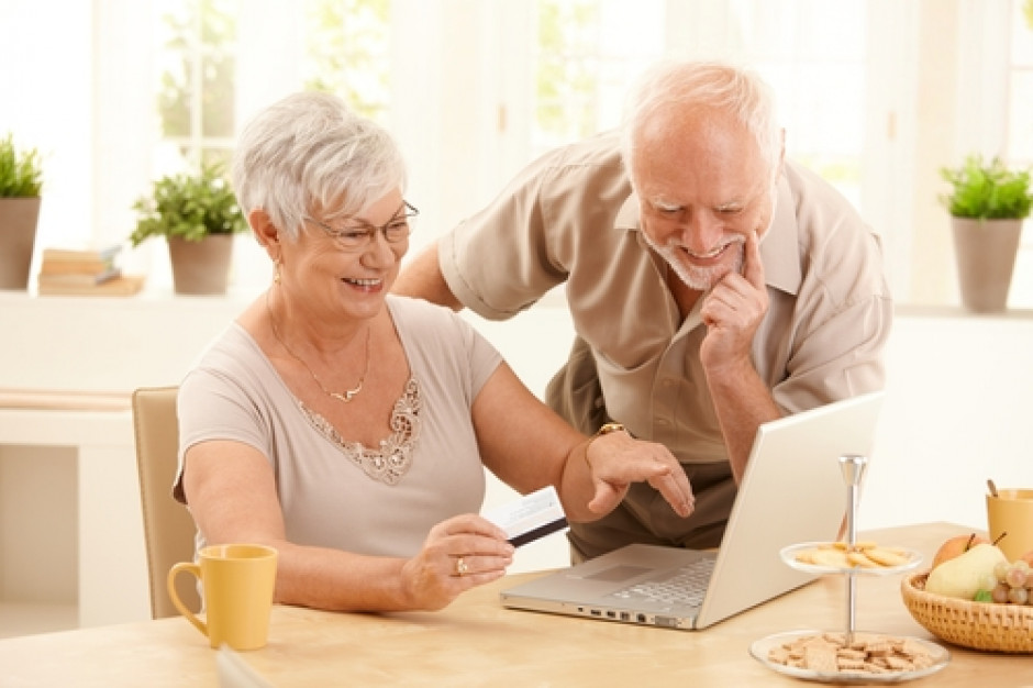 Fot. Shutterstock.com Seniorzy coraz częściej kupują kosmetyki w dyskontach i sklepach internetowych