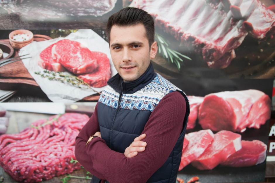Cemre Yatur, współwłaściciel sklepu Harbi Meat, fot. Paweł Pawłowski Harbi Meat otworzy w Warszawie drugi sklep z mięsem halal