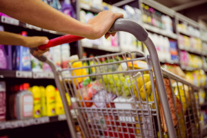 Ekspert KPMG: Sieci handlowe próbują wygrać walkę o codzienne zakupy klientów