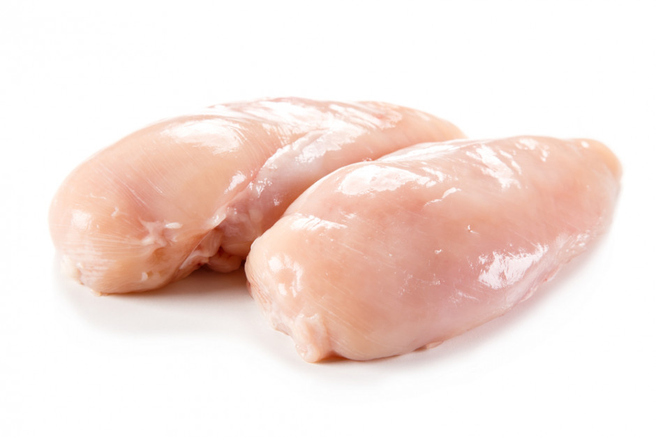 Oskarżeni o sprzedaż napompowanego wodą mięsa z kurczaka nie przyznają się do winy