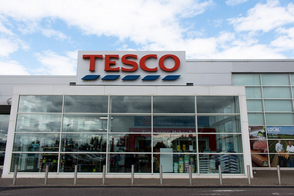 Supermarket Tesco w Irlandii. Fot. Shutterstock GlobalData: Tesco jednym z największych przegranych okresu świątecznego w Wielkiej Brytanii