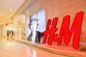 Kolejny kryzys wizerunkowy H&M? Sieć wycofuje skarpetki z napisem Allah