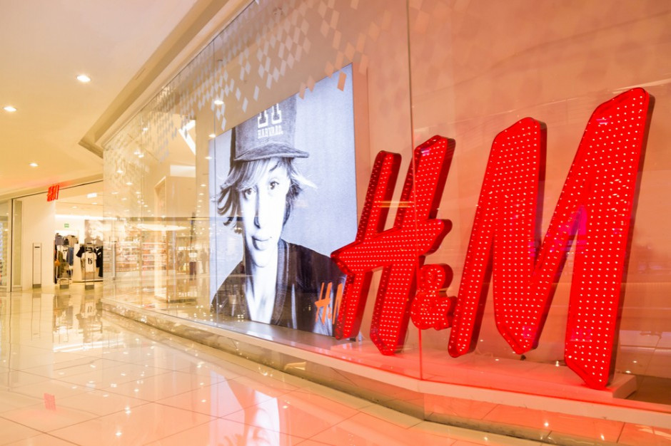 fot. Shutterstock Kolejny kryzys wizerunkowy H&M? Sieć wycofuje skarpetki z napisem Allah