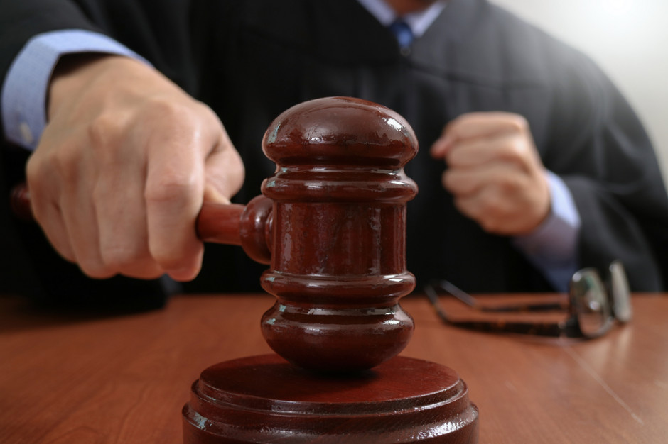Fot. Shutterstock.com Sędzia, która przekleiła ceny w hipermarkecie z zarzutami prokuratorskimi