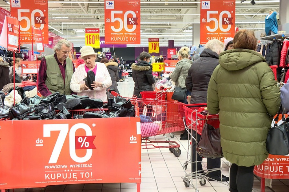 Sklep Carrefoura, fot. za MondayNews Na Węgrzech zakaz handlu w niedziele okazał się niewypałem, jak będzie w Polsce?