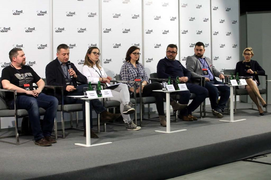 Na zdj. od lewej: Grzegorz Targosz i Paweł Łukasik - Gotowanie z Pasją, Agnieszka Jasińska - Kulinarne Nawigacje, Marta Grudzień - Ourtime.pl, Nestor Grojewski - szef kuchni, Adrian Feliks - Spoon, Edyta Kochlewska - magazyn Rynek Spożywczy. Fot. PTWP Food Show 2018: Pod względem rozwoju trendów kulinarnych Polska goni Europę
