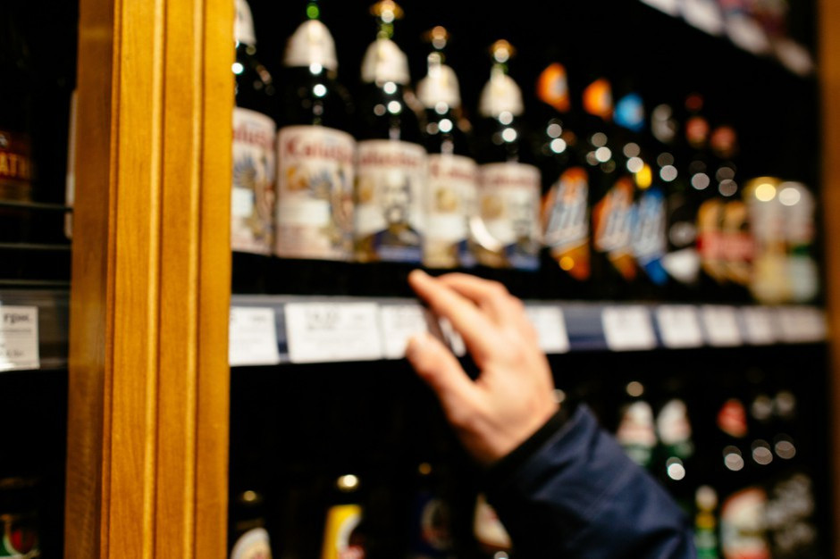 fot. Shutterstock Rząd chce ograniczyć reklamę alkoholu