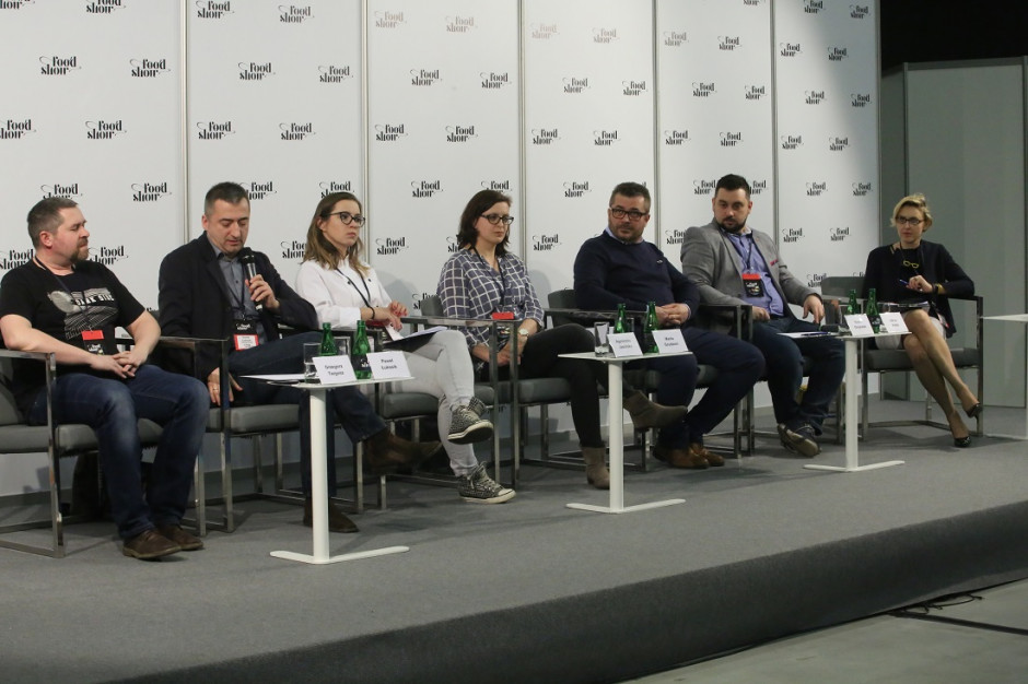 Na zdj. od lewej: Grzegorz Targosz i Paweł Łukasik - Gotowanie z Pasją, Agnieszka Jasińska - Kulinarne Nawigacje, Marta Grudzień - Ourtime.pl, Nestor Grojewski - szef kuchni, Adrian Feliks - Spoon, Edyta Kochlewska - magazyn Rynek Spożywczy. Fot. PTWP Food Show 2018: Pod względem rozwoju trendów kulinarnych Polska goni Europę (pełna relacja)