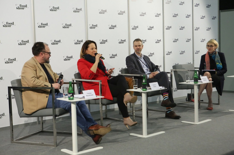 Na zdj. od lewej: Tomasz Bączkowski, zwycięzca 3 edycji Bake Off – Ale Ciacho! i właściciel bloga Słony Miód, Jolanta Kleser, właścicielka Pracowni Smaku, Wawrzyniec Maziejuk, członek zarządu Stowarzyszenia „Polska Ekologia”, Edyta Kochlewska, redaktor naczelna magazyn Rynek Spożywczy. Fot. PTWP Food Show 2018: Konsumenci szukają przede wszystkim dobrego smaku (pełna relacja)