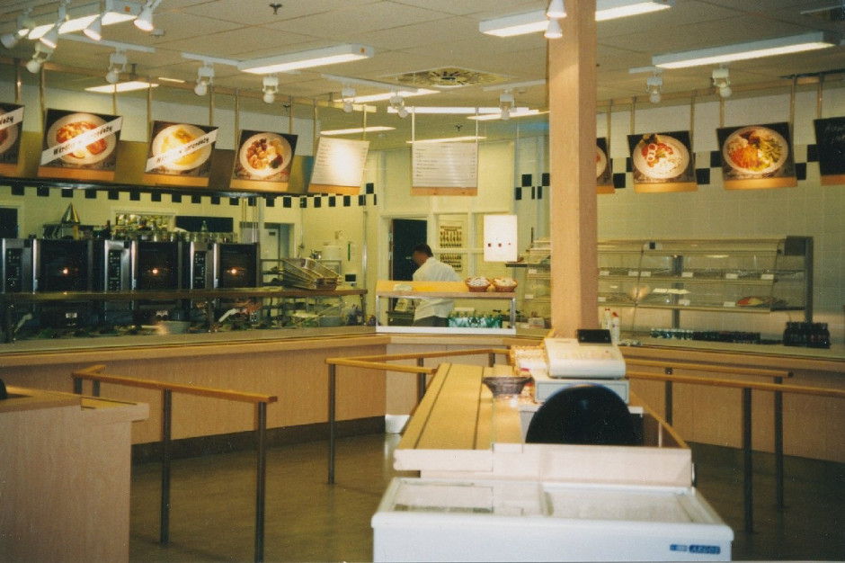 Na zdj. restauracji w IKEA Kraków, 1998 rok. Fot. IKEA IKEA kształtowała gusta kulinarne Polaków? (galeria)