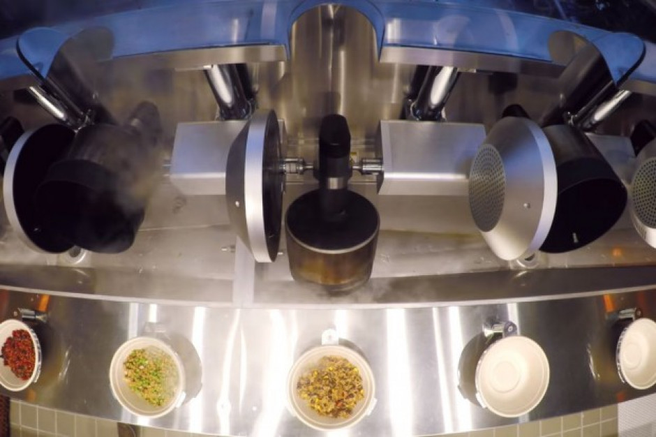 fot.: kadr z youtube W tej restauracji posiłki przygotowują roboty (wideo)