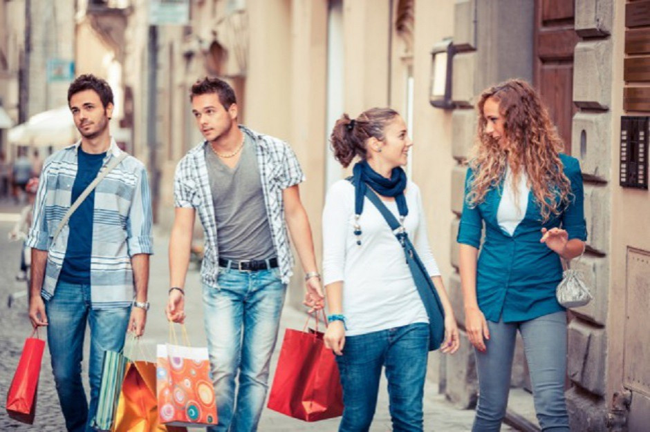 Badanie BNP Paribas: Młodzi konsumenci wciąż preferują zakupy w sklepach stacjonarnych