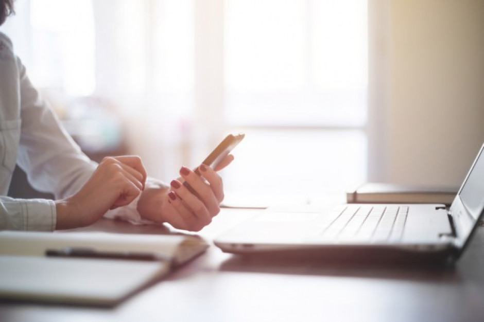 Fot. Shutterstock.com Czy korzystanie ze smartfona obniża wydajność pracy?