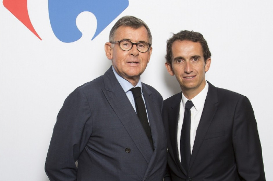 Na zdj. Obecny prezes Carrefoura Alexandre Bompard (z prawej) oraz poprzedni prezes Georges Plassat (z lewej) Carrefour zwalnia 2 tys. osób, a były prezes otrzymuje prawie milion euro premii za "dobre wyniki"