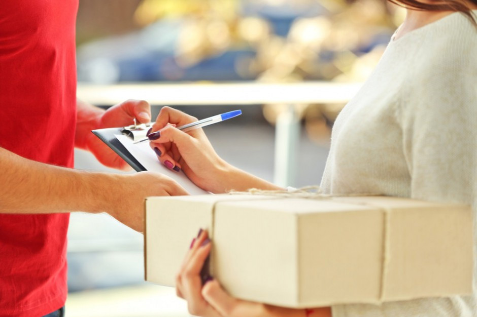 fot. Shutterstock Nowy trend w e-handlu? Firma kurierska otwiera przymierzalnie