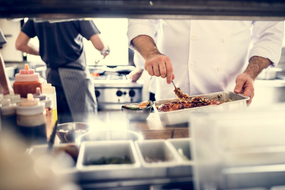 fot. Shutterstock Restauracyjna kuchnia to raj dla bakterii. Najczęstsze błędy dotyczące czystości