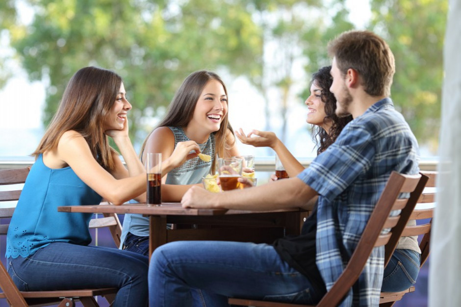 fot. Shutterstock Badanie: Mieszkańcy dużych miast wydają na jedzenie w restauracjach 100 zł miesięcznie