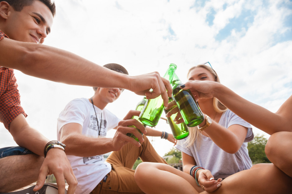 Fot. Shutterstock.com PARPA: jedynie 11–16 proc. nieletnich spotyka się w sklepie z odmową sprzedaży alkoholu