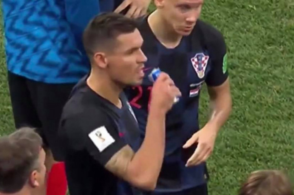 Dejan Lovren podczas meczu Chorwacji z Danią, fot. facebook/ekstraklasatrolls Chorwacki piłkarz wypił Red Bulla na Mundialu. Zapłaci 70 tys. CHF grzywny