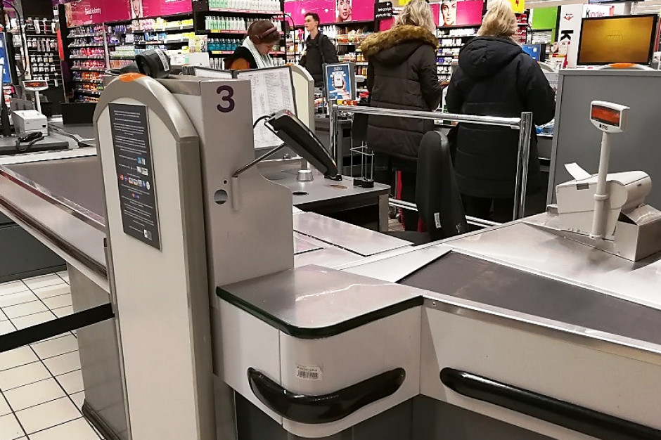 Fot. za MondayNews Badanie: Rośnie poparcie kasjerów dla pracy w niedziele za wyższą stawkę