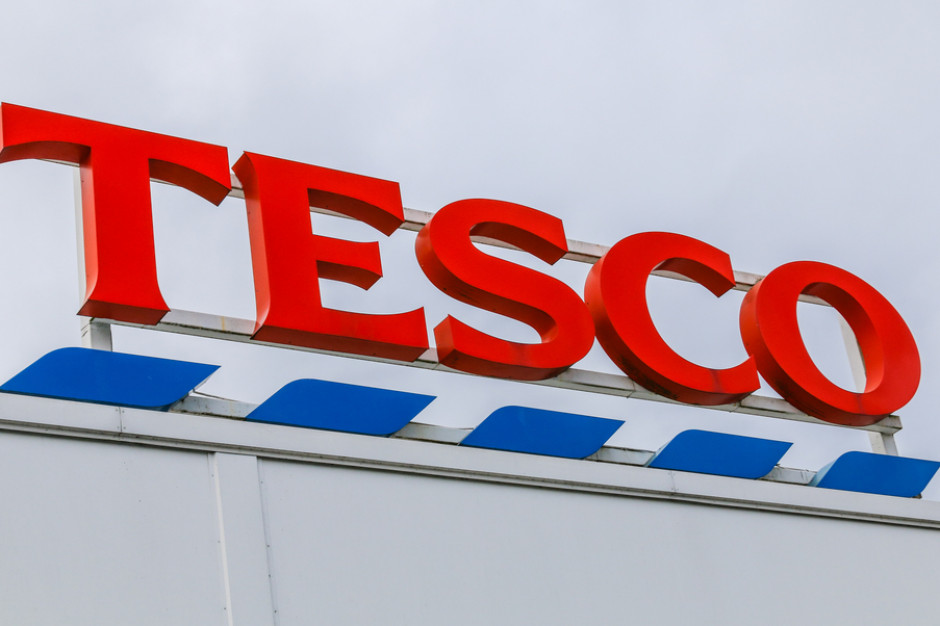 Fot. Shutterstock.com Wzburzone wody nie zatopiły Tesco. Sieć wraca na właściwy kurs