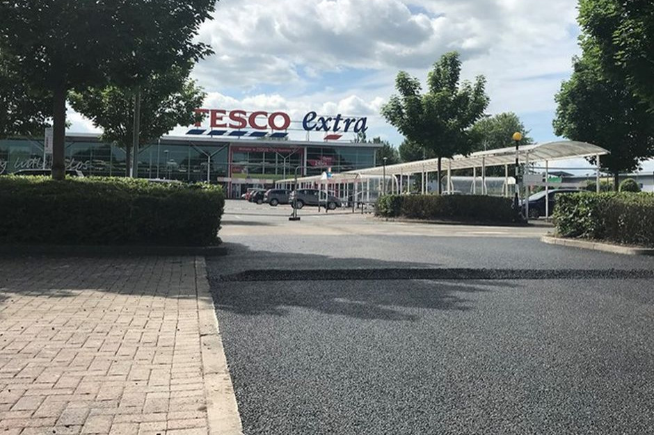 fot. materiały prasowe Tesco Tesco wykorzystał plastik z recyklingu do budowy parkingu przy sklepie