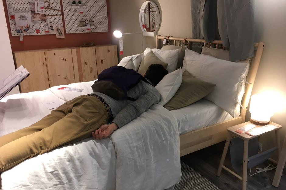 fot. Twitter/Natasha BoardmanSteer Ludzie utknęli w korku po wycieku paliwa. IKEA zaoferowała nocleg
