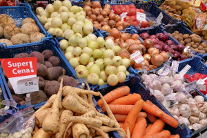 Polacy uważają, że ceny owoców i warzyw w sieciach handlowych są zbyt wysokie