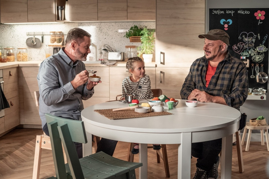 Fot. materiały prasowe IKEA Iza Kuna, Artur Żmijewski i Piotr Gąsowski w serialu sponsorowanym przez IKEA