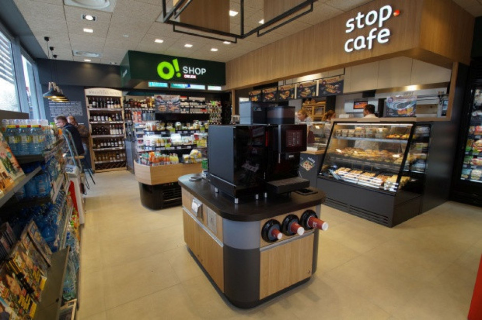Sklep O!SHOP na stacji Orlen, fot. Shutterstock Nielsen: Połowę wartości koszyka spożywczego na stacjach benzynowych stanowią napoje alkoholowe
