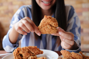 Badanie: 82 proc. młodych konsumentów wybiera mięso z kurczaka