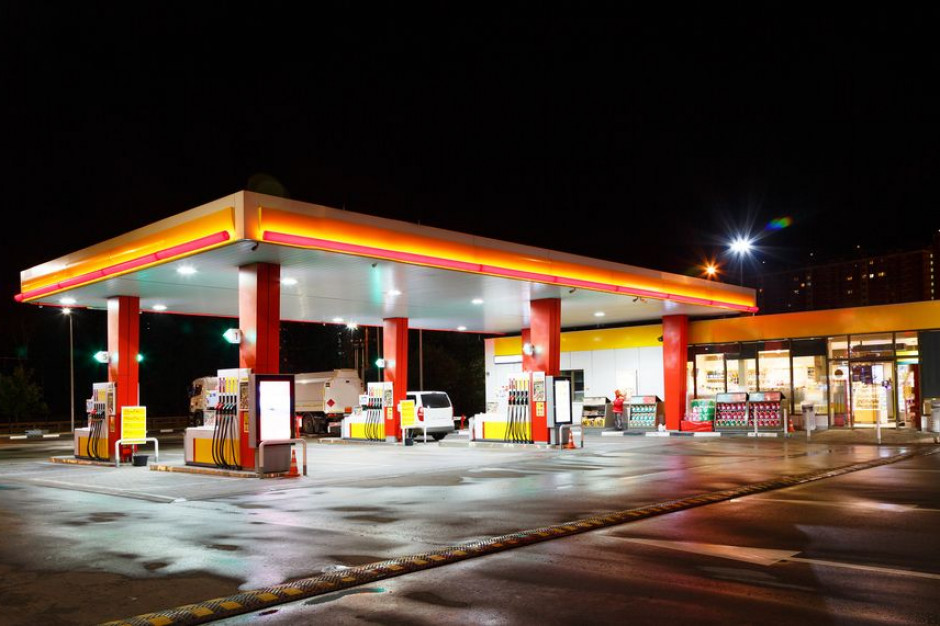 Fot. Shutterstock Nielsen: Stacje benzynowe na jesieni sprzedają więcej wafli, batonów i leków