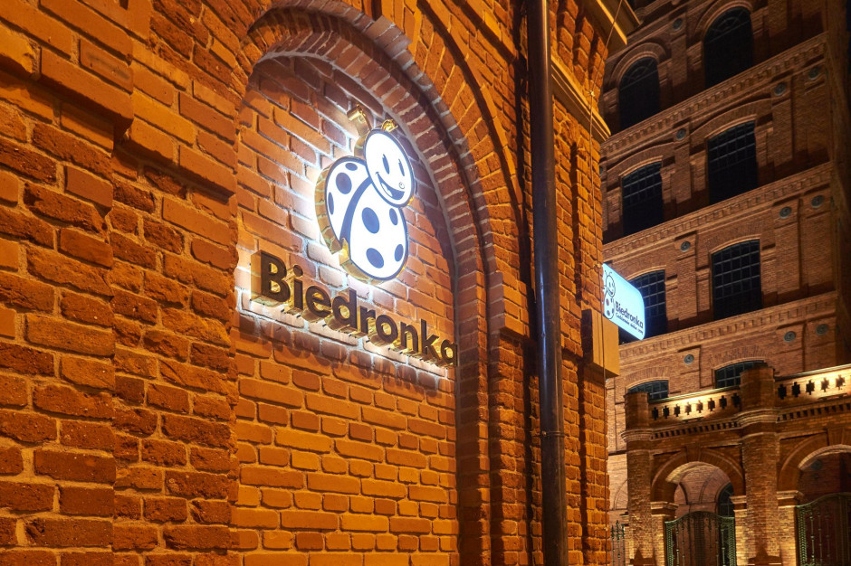 Na zdj. szyld Biedronki w łódzkiej Manufakturze. Fot. JMP Sklepy Biedronki w prestiżowych lokalizacjach – czy to ma sens? (galeria)
