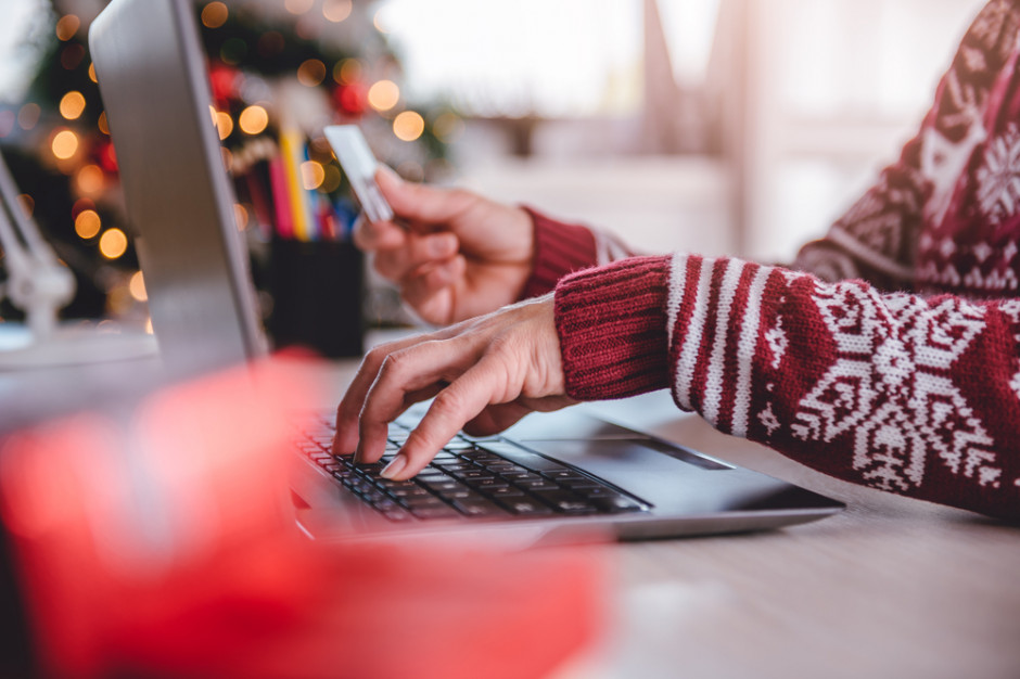Fot. Shutterstock.com Badanie: Zaciera się dysproporcja między świątecznymi zakupami online i offline