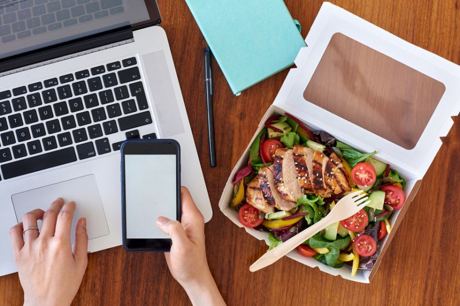 Fot. Shutterstock PizzaPortal.pl: Na obiad zamawiany do pracy wydajemy przeciętnie od 30 do 40 zł