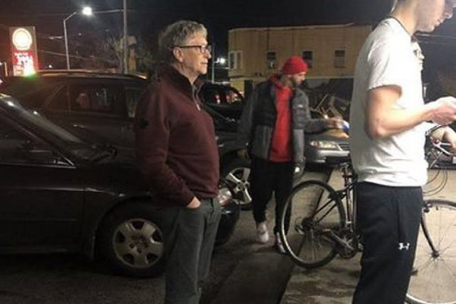 fot. za facebook.com Nie ma zmiłuj, nawet Bill Gates musi stać w kolejce!