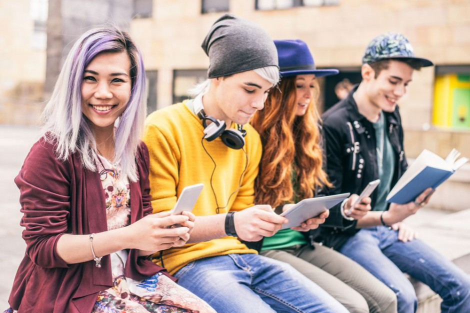Fot. Shutterstock.com Nastolatki chętnie kupują online, jeśli nie muszą mieć karty ani konta