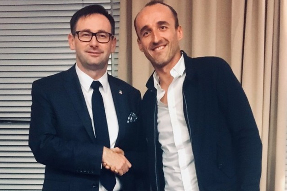 Na zdj. Daniel Obajtek i Robert Kubica, fot. za Twitter.com/@DanielObajtek Wizerunek Roberta Kubicy pojawi się na opakowaniach produktów sprzedawanych na Orlenie