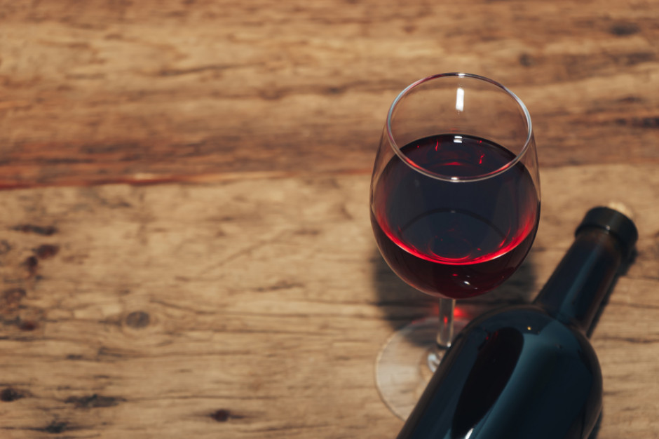 Fot. Shutterstock.com Francuski naukowiec: Alkohol jest tuczący. Butelka wina to 500 kalorii
