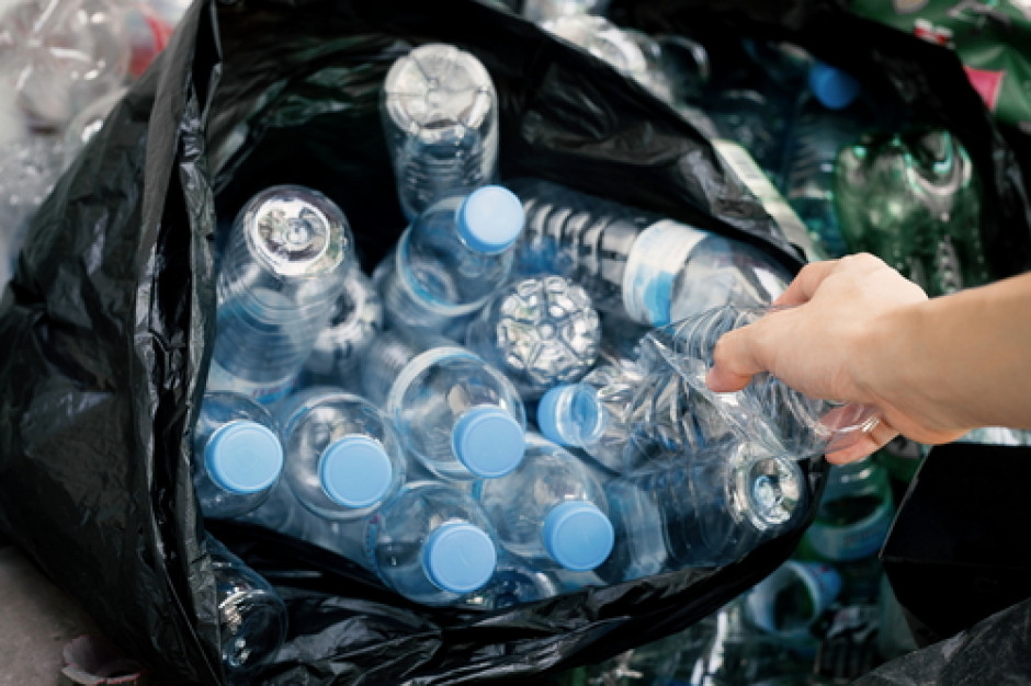 fot. shutterstock Sklepy mogą wprowadzić kaucję za butelki plastikowe