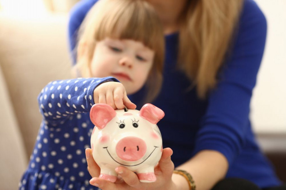 Fot. Shutterstock.com CBOS: Polacy żyją dobrze, ale na większe zakupy muszą oszczędzać