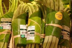 Liście bananowca zamiast plastiku - tak sprzedają supermarkety w Tajlandii