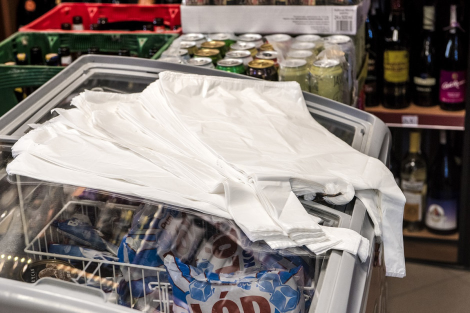 fot. shutterstock Minister środowiska: Każdy będzie mógł oddać do skupu papier, szkło, plastik. Dostanie za to pieniądze