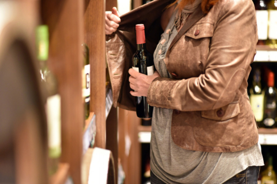 fot. shutterstock Złodzieje najczęściej kradną w supermarketach: alkohol, sery, mięso, słodycze i konserwy rybne
