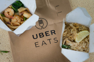 Uber Eats wprowadza opcję odbioru osobistego z restauracji. Zaczyna od Warszawy