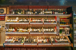 Małe sklepy mają już 36 proc. udziału w rynku sprzedaży wina