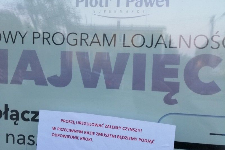 fot. epoznan.pl Wejście do Piotra i Pawła w Rokietnicy z kartką "proszę uregulować czynsz"