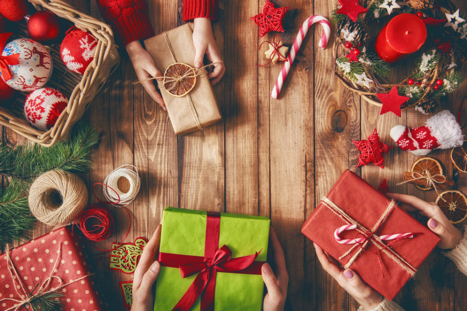 Fot. Shutterstock Co znajdą pod choinką pracownicy Biedronki, Lidla, Kauflandu i Carrefoura?