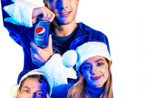 Maciej Musiał, Wiktoria Gąsiewska i Adam Fidusiewicz w świątecznej kampanii Pepsi